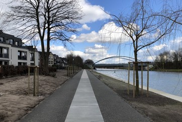 Fertigstellung des Weges am Kanal.