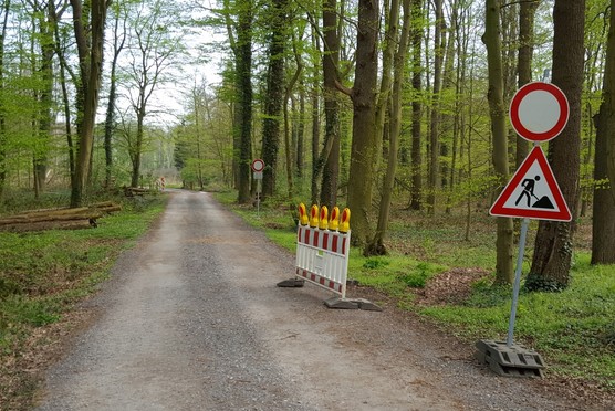 Absperrung der Wege - bitte beachten. Absperrung der Wege - bitte beachten.