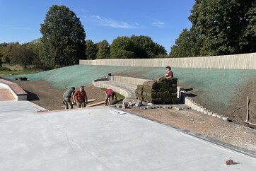 Gestalten der Rasenflächen - z.T. mit Rollrasen.