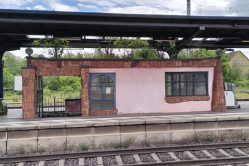 Beispiel Dachbegrünung 2: Bahnsteiggebäude Bahnhof Uelzen