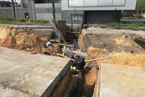 Verlegen der Wasserleitung.