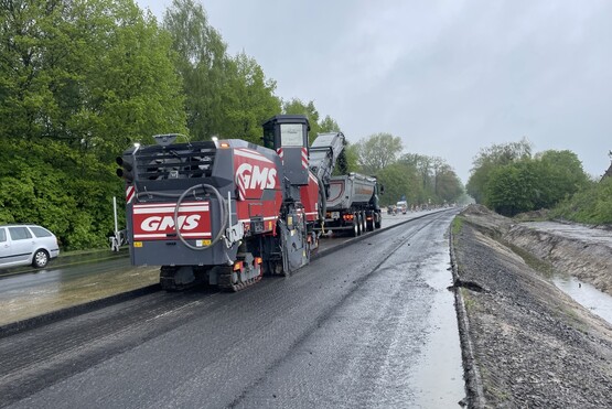 Beginn der eigentlichen Straßenbauarbeiten: Abfräsen des ursprünglichen Oberflächenbelags