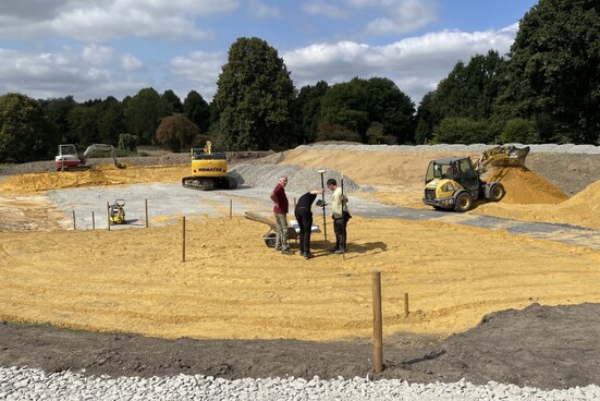 Vorbereitung des Planums für den Betonbau des Skateparks.