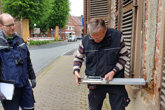 Statiker und Sachverständiger bei der Holz-Bohrwiderstandsmessung