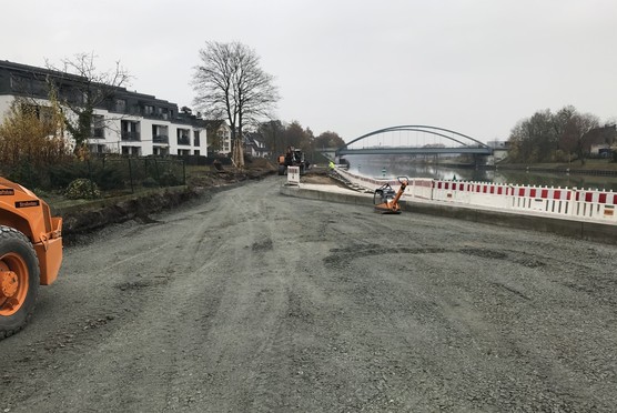 Der Platzbereich am Kanal wird geschottert und verdichtet. Der Platzbereich am Kanal wird geschottert und verdichtet.