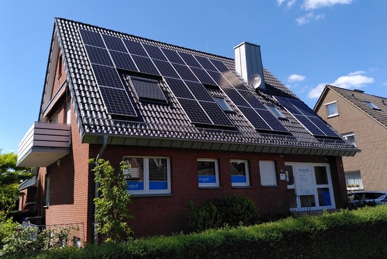 Auch die Gemeinde nutzt Sonnenenergie "direkt": diese 8,55 kWp-Anlage versorgt ein Nebengebäude des Rathauses.