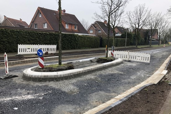 Die Einfassungen der Querungshilfe und der Rinnen sind fertiggestellt.