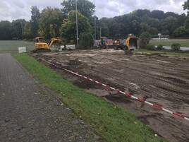 06.10.2021: Der Oberboden ist für das geplante Beachvolleyballfeld abgeschoben.