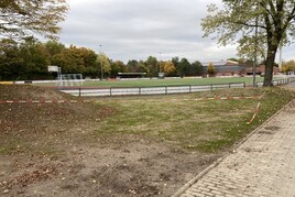 25.10.2021: Für eine bessere Sichtbeziehung wurde der Wall zum Sportplatz hin geöffnet.