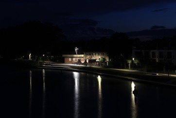 Der Platz bei Nacht- mit besonderer Beleuchtung.