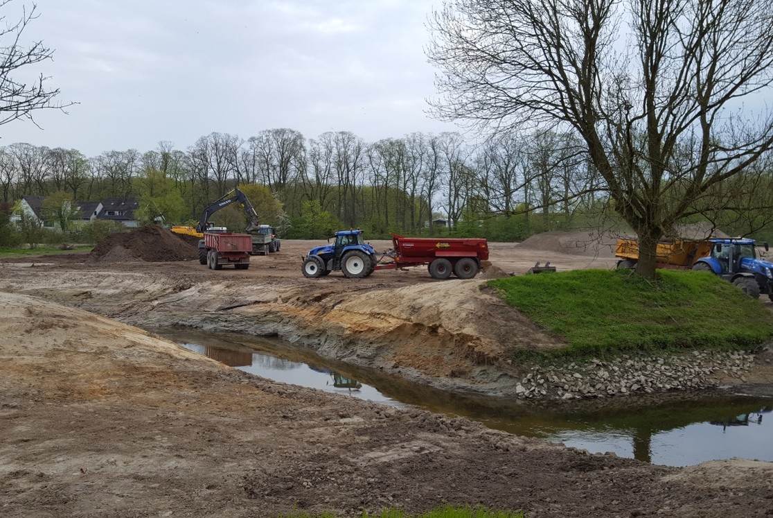 Abtransport von ausgebautem Boden aus dem Areal der Sekundäraue.