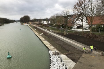 Fertigstellung des Weges am Kanal, Blick von der Kanalbrücke.
