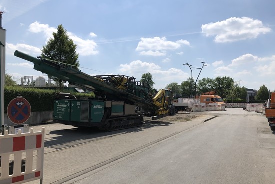 Das Bohrgerät für die Verlegung des Rohres steht bereit.