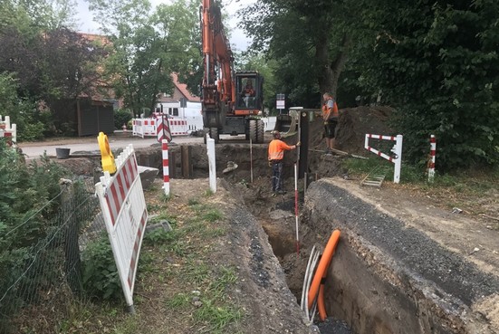 Vorbereiten der Baugrube für das Schachtbauwerk, im Vordergrund der Anschlussgraben für den Kanal.