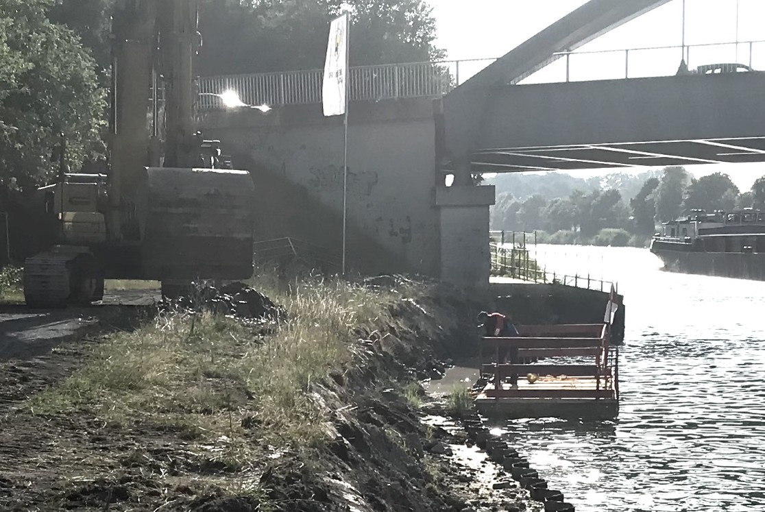 Detail: Arbeiten vom Floß aus und mit dem Bagger. (Bild: Gemeinde Senden) Detail: Arbeiten vom Floß aus und mit dem Bagger. (Bild: Gemeinde Senden)
