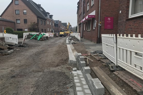 Borde, Rinnen und Straßeneinläufe werden gesetzt. Borde, Rinnen und Straßeneinläufe werden gesetzt.
