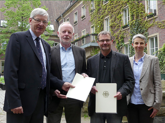 Freuen sich über den Förderbescheid: (v.l.n.r.): Bundestagsabgeordneter Karl Schiewerling, Stadtbaurat Clemens A. Leushacke, Beigeordneter Klaus Stephan und die Klimaschutzbeauftragte Petra Volmerg. Foto: Nina Wischeloh / Stadt Dülmen