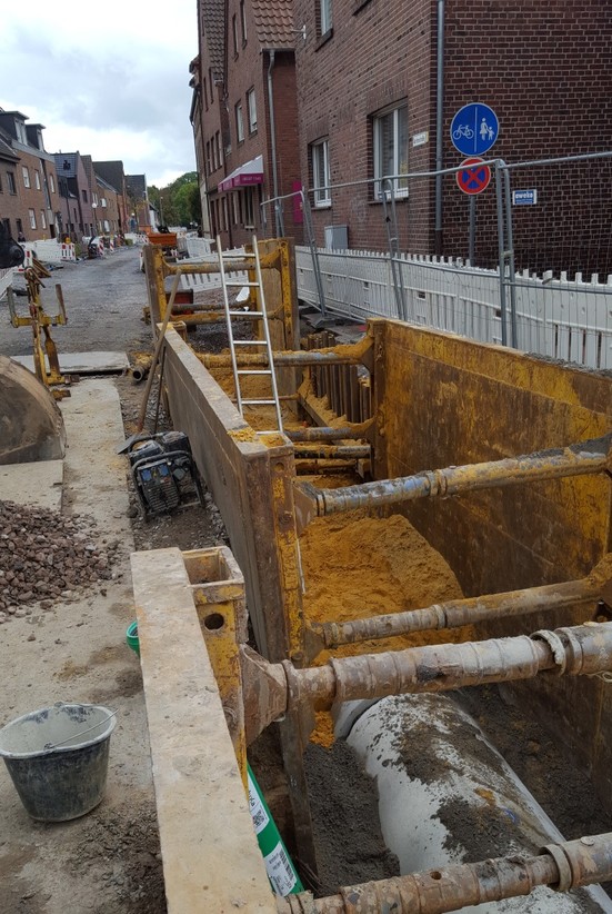 Verlegter Regenwasserkanal aus Sicht Kreuzungsbereich Münsterstraße. Verlegter Regenwasserkanal aus Sicht Kreuzungsbereich Münsterstraße.