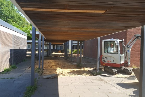 Entfernung der Bodenplatten beginnt.