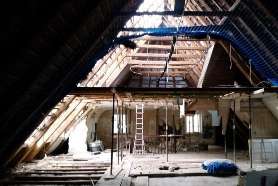 Entkernungsarbeiten im Dachgeschoss; Auffangnetz zur Sicherung der Arbeiten