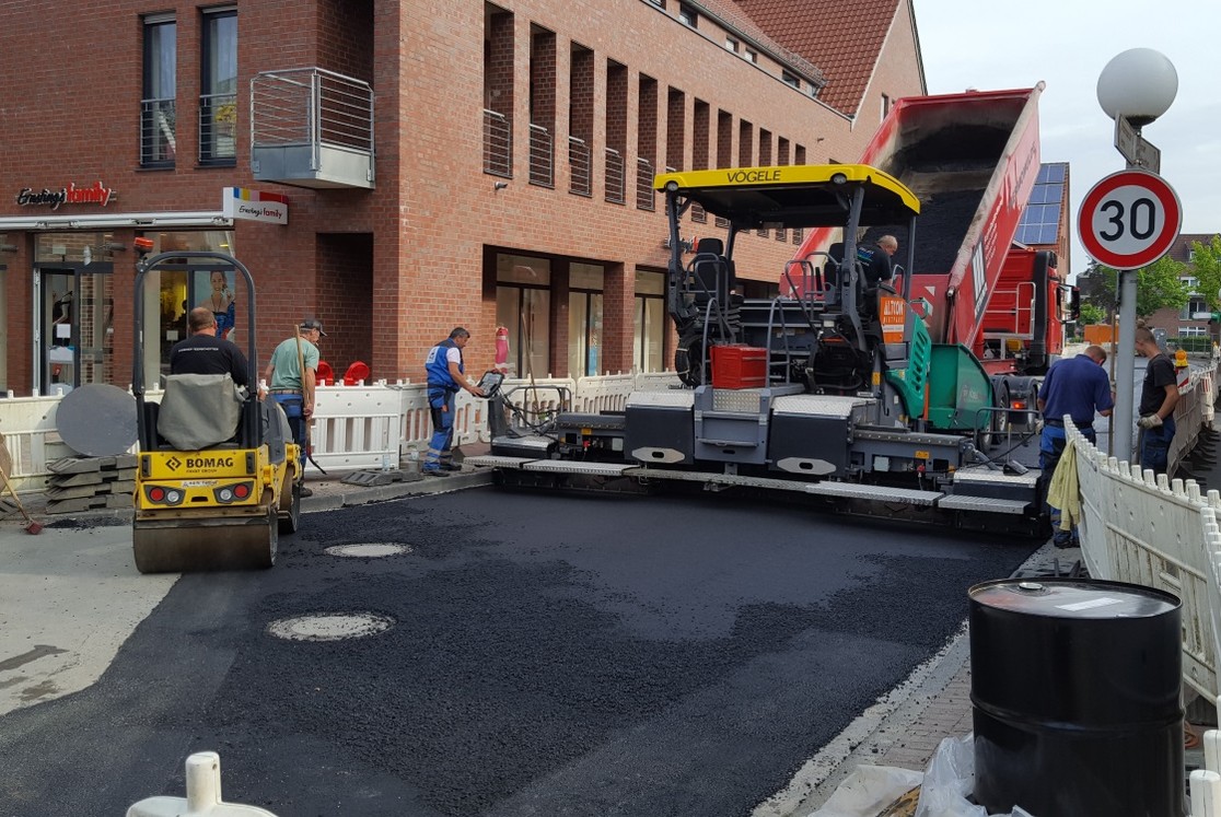 Die kleine Walze verdichtet den Asphalt an den Übergängen zum "alten" Straßenbereich. (Bild: Gemeinde Senden) Die kleine Walze verdichtet den Asphalt an den Übergängen zum "alten" Straßenbereich. (Bild: Gemeinde Senden)