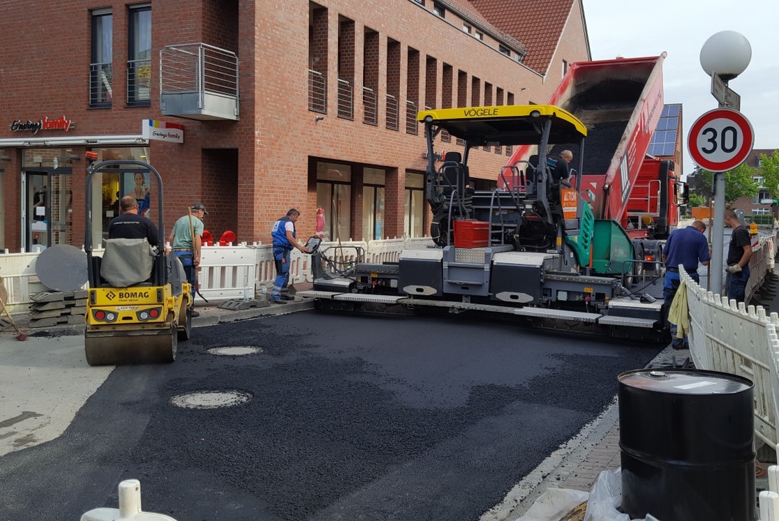 Die kleine Walze verdichtet den Asphalt an den Übergängen zum "alten" Straßenbereich. (Bild: Gemeinde Senden)