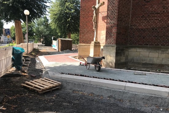 Pflasterung des Passpartouts als Einrahmung der Laurentiuskirche