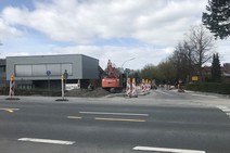 Rechte Straßenhälfte vorbereitet für die vorläufige Verkehrsführung