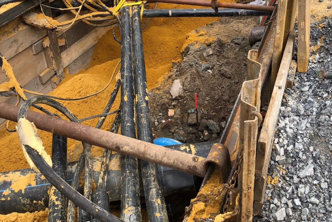 Vorbereitungen: Zugängliche Hohlräume werden mit Sand verfüllt, Leitungen werden hoch- und zusammengebunden. Vorbereitungen: Zugängliche Hohlräume werden mit Sand verfüllt, Leitungen werden hoch- und zusammengebunden.
