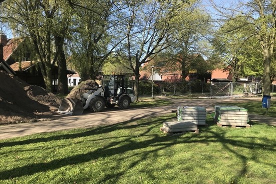 Noch hinter einem Bauzaun: der Standort des neuen Bouleplatzes.