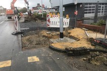Fundament und Mast für die Ampelanlage bei der Feuerwehrzufahrt.