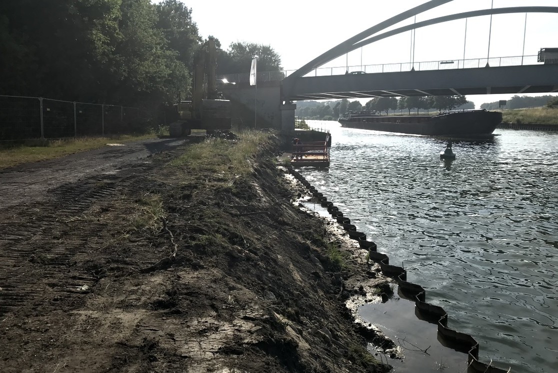 Arbeiten vom Floß aus und mit dem Bagger. (Bild: Gemeinde Senden) Arbeiten vom Floß aus und mit dem Bagger. (Bild: Gemeinde Senden)